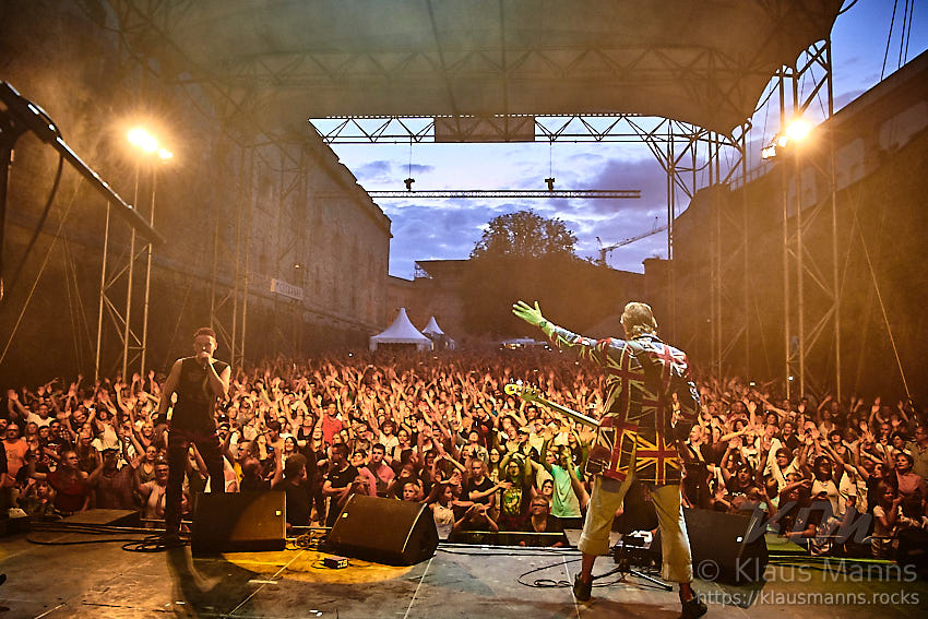 Die-Toten-Aerzte_2019-08-01_038.jpg : Die Toten Ärzte live auf der Festung Ehrenbreitstein, Rheinpuls Festival, Koblenz am 01.08.2019, Bild 38/54