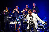 Still_Collins_Sydney_Youngblood_2019-11-23_026.jpg : Still Collins Jahresabschlusskonzert 2019 mit Sydney Youngblood und Bläser-Besetzung am 23.11.2019 in der Stadthalle Troisdorf., Bild 24/64