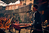 The-Robbie-Experience_2022-06-02_019_Foto-Klaus-Manns.jpg : The Robbie Experience - The Ultimate Robbie Williams Tribute Show beim Rheinpuls Festival am 02.06.2022, Festung-Ehrenbreitstein, Koblenz, Bild 19/30