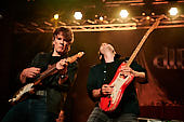 dIRE-sTRATS_2021-08-26_026_Foto-Klaus-Manns.jpg : dIRE sTRATS a tribute to Dire Straits in neuer Besetzung, Koblenz am 26.08.2021, Bild 26/43