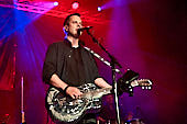 dIRE-sTRATS_2021-08-26_031_Foto-Klaus-Manns.jpg : dIRE sTRATS a tribute to Dire Straits in neuer Besetzung, Koblenz am 26.08.2021, Bild 31/43
