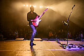 dIRE-sTRATS_2021-08-26_042_Foto-Klaus-Manns.jpg : dIRE sTRATS a tribute to Dire Straits in neuer Besetzung, Koblenz am 26.08.2021, Bild 42/43