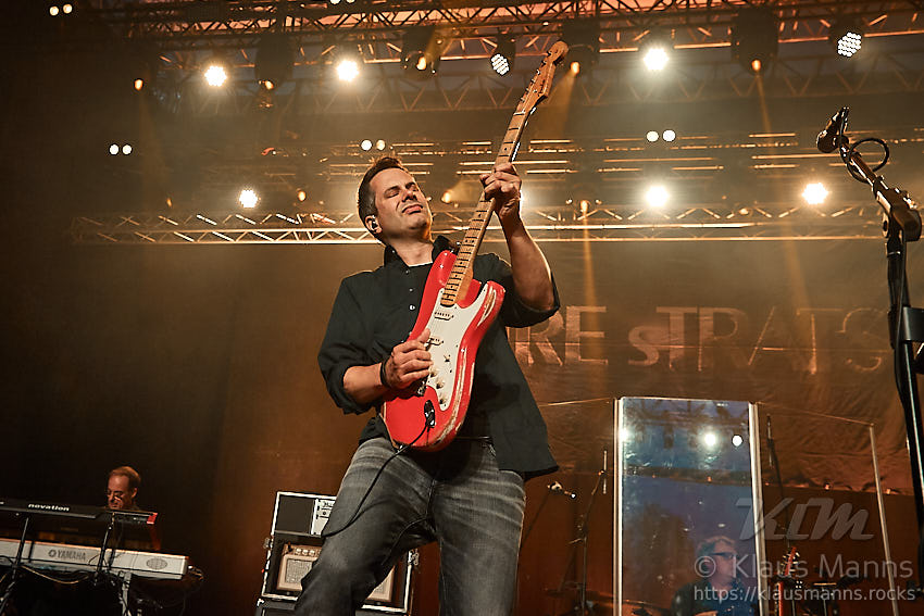 dIRE-sTRATS_2021-08-26_018_Foto-Klaus-Manns.jpg : dIRE sTRATS a tribute to Dire Straits in neuer Besetzung, Koblenz am 26.08.2021, Bild 18/43